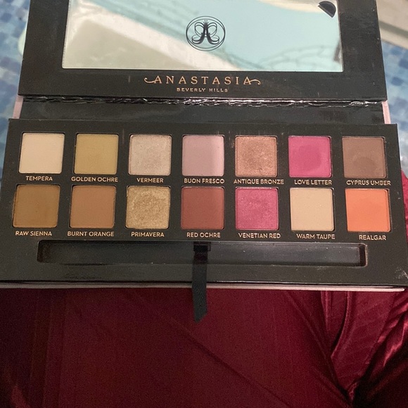 Like NEW Anastasia Beverly Hills palette - Picture 2 of 4